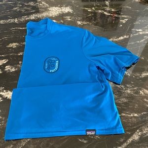 Men’s Patagonia capilene baselayer.